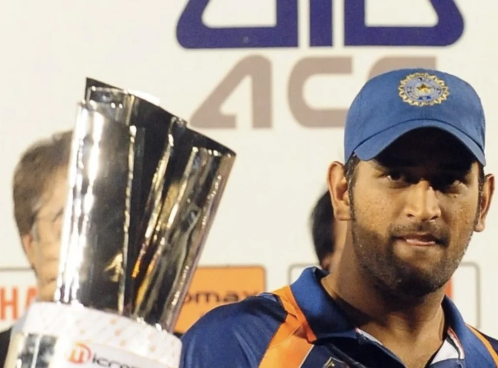 MS Dhoni with the Asia Cup Trophy.
