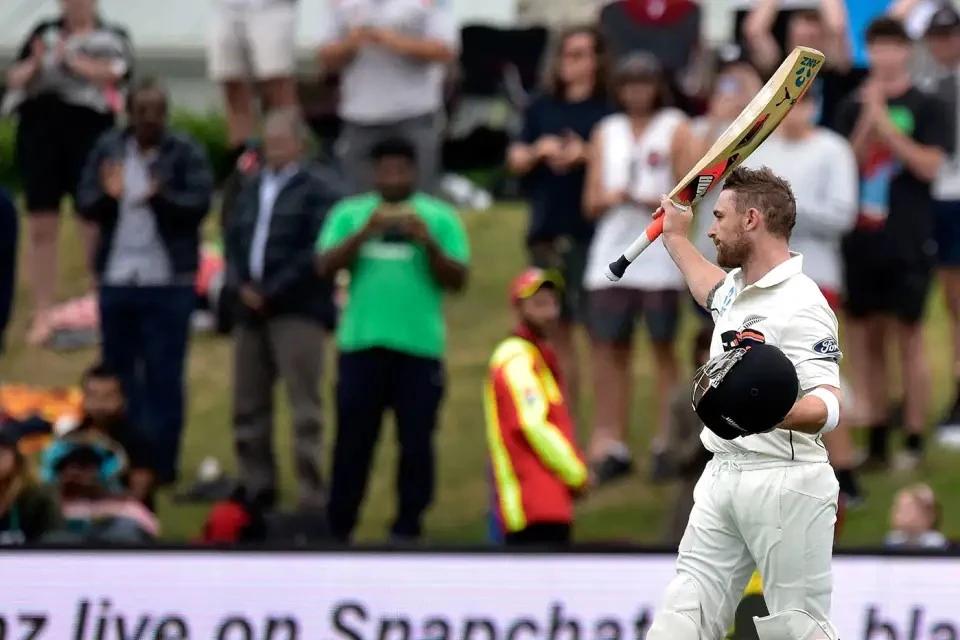 Brendon McCullum acknowledges the crowd after his final Test innings.